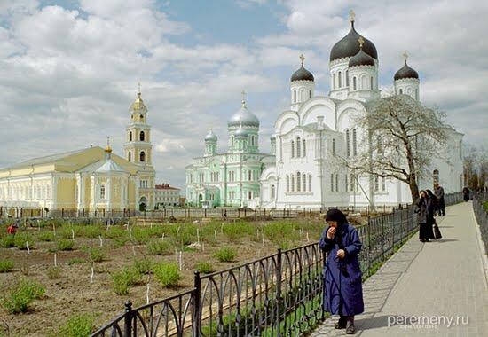 Lữ khách và nữ tu sĩ đi bộ dọc con mương, thực hiện "quy tắc Thánh Seraphim"